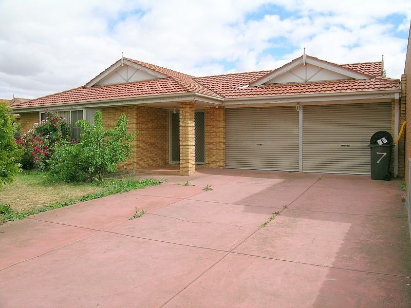 7 Spoleto Close, Taylors Lakes VIC 3038
