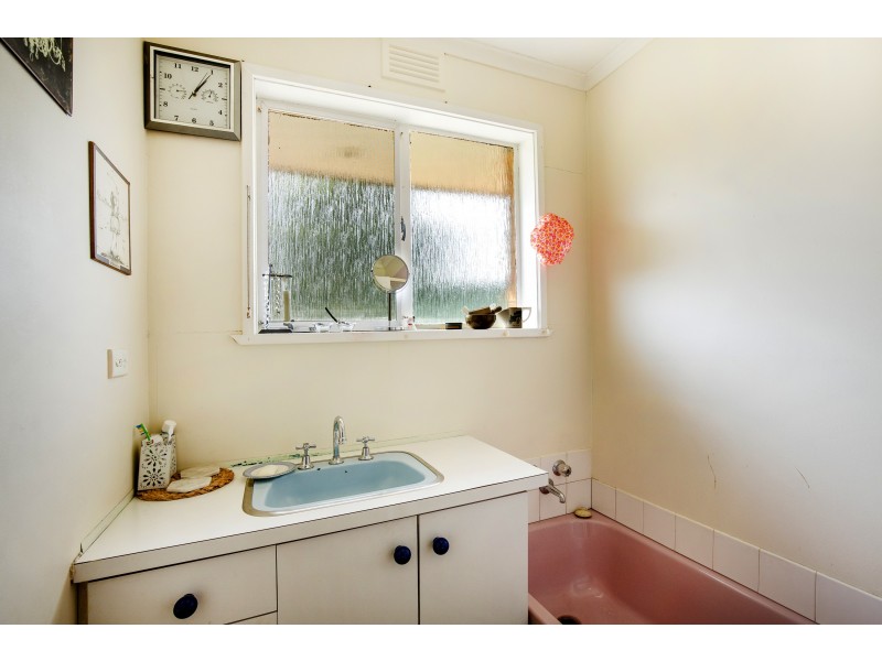 16 George Street, St Albans VIC 3021