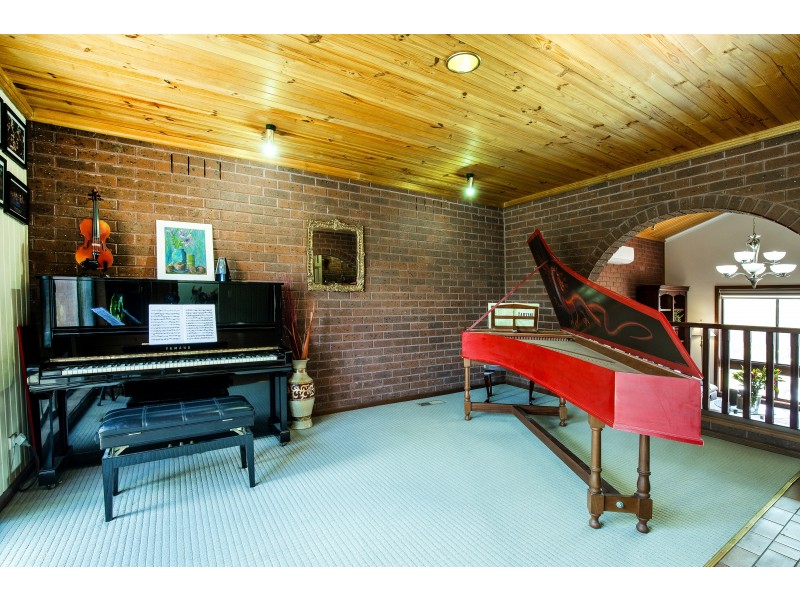 4 Camlarni Close, Avondale Heights VIC 3034