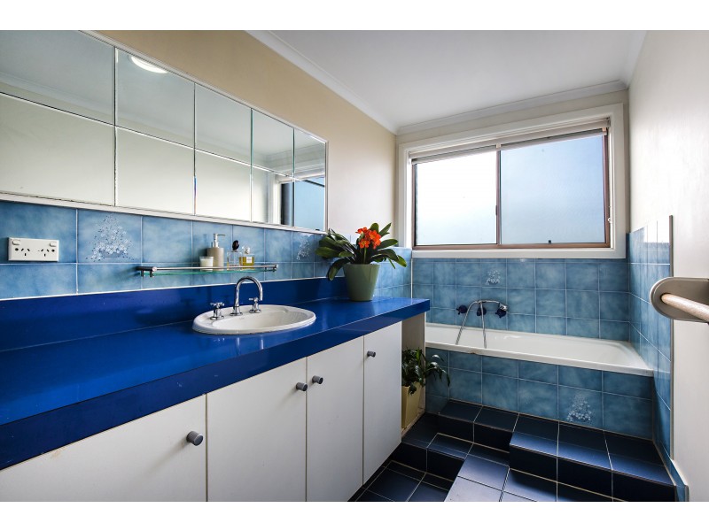 4 Camlarni Close, Avondale Heights VIC 3034