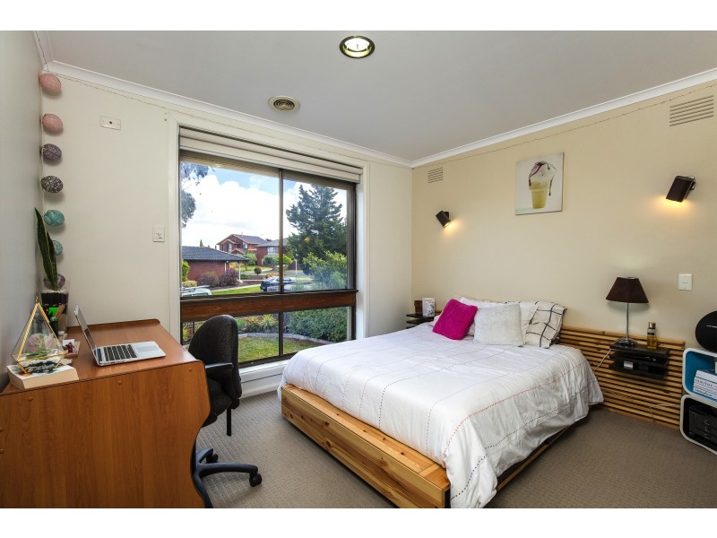 4 Camlarni Close, Avondale Heights VIC 3034