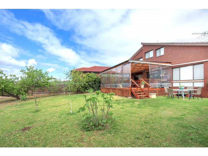 4 Camlarni Close, Avondale Heights VIC 3034