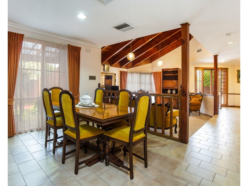 7 Thackeray Quadrant, Avondale Heights VIC 3034