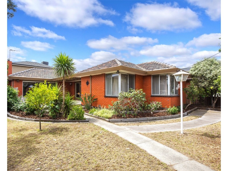 18 Westminster Drive, Avondale Heights VIC 3034