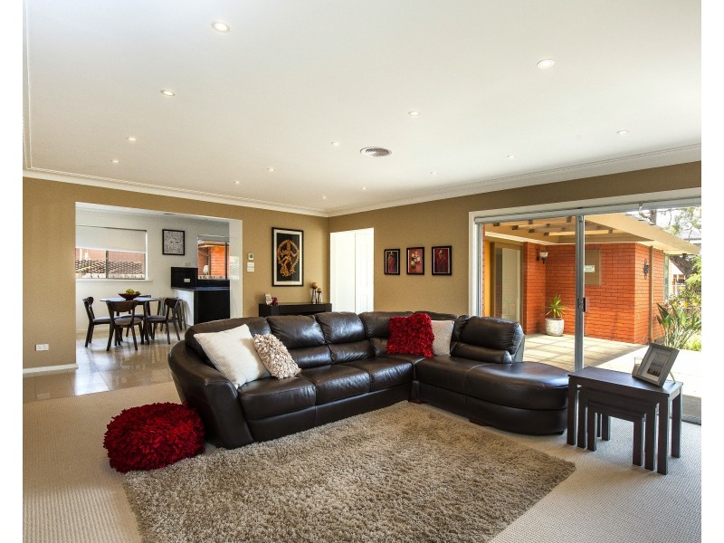 18 Westminster Drive, Avondale Heights VIC 3034