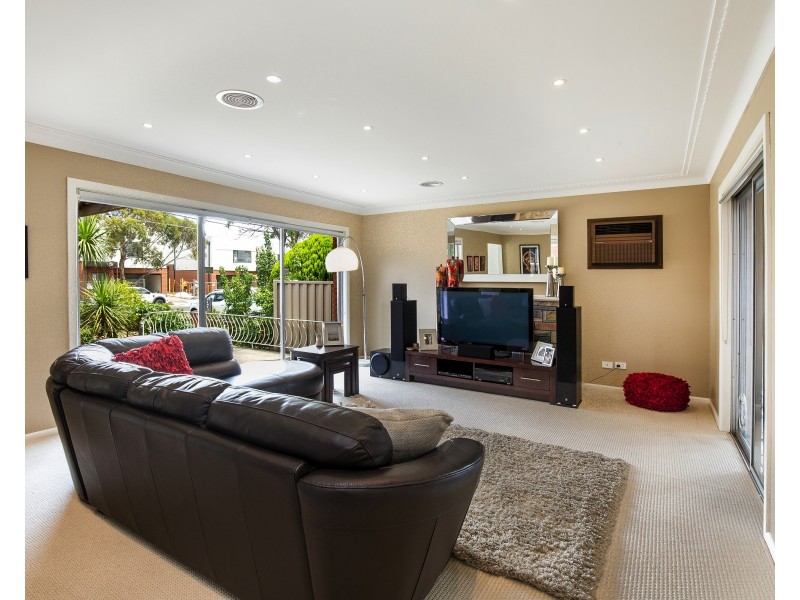 18 Westminster Drive, Avondale Heights VIC 3034