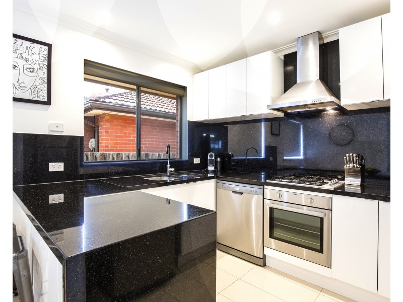 18 Westminster Drive, Avondale Heights VIC 3034