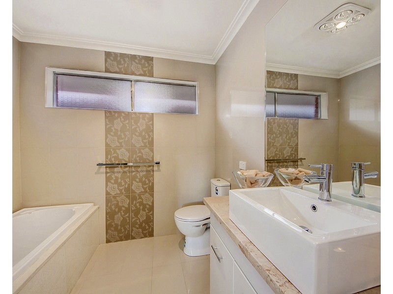 18 Westminster Drive, Avondale Heights VIC 3034