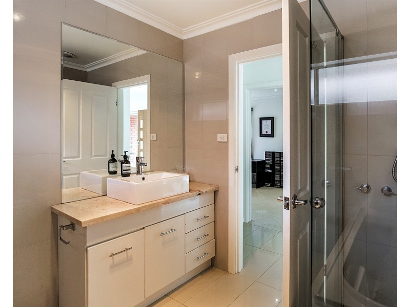 18 Westminster Drive, Avondale Heights VIC 3034