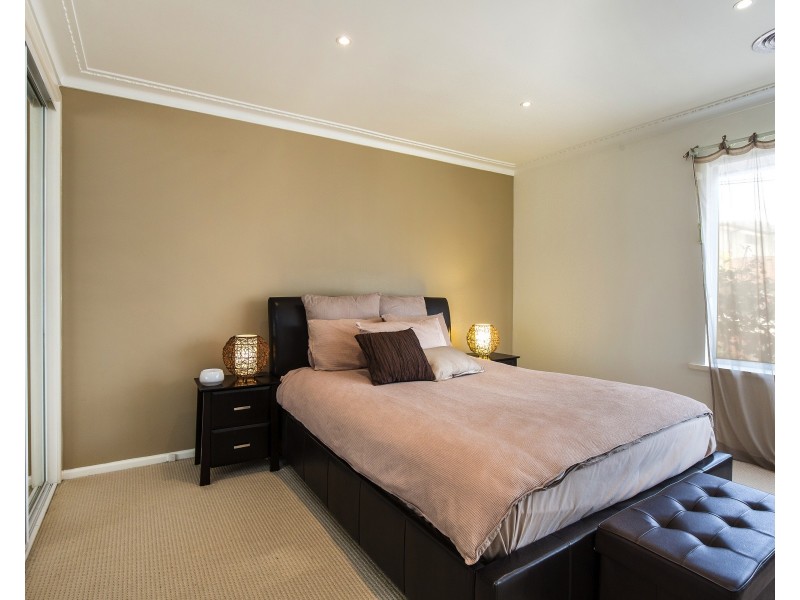 18 Westminster Drive, Avondale Heights VIC 3034
