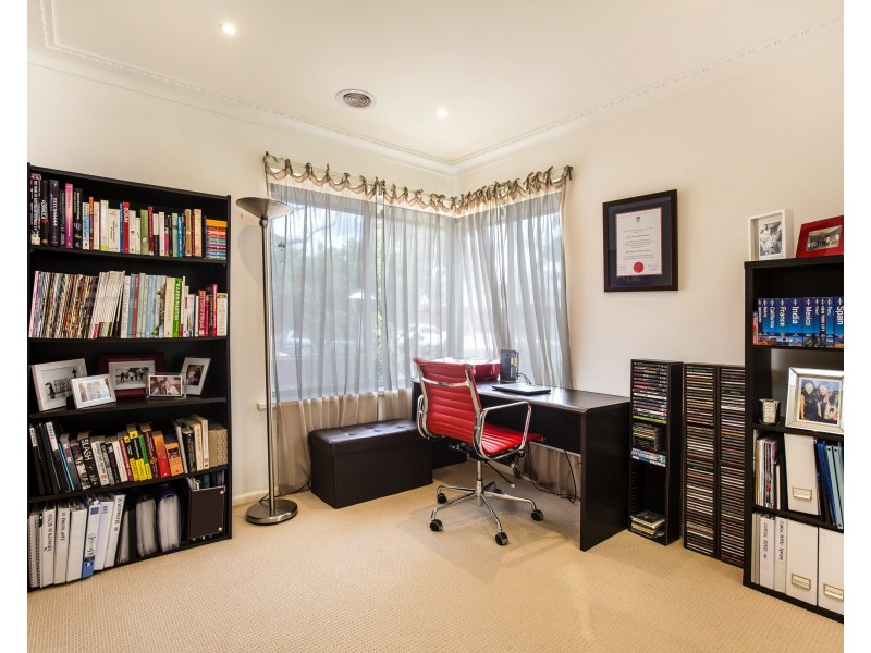 18 Westminster Drive, Avondale Heights VIC 3034