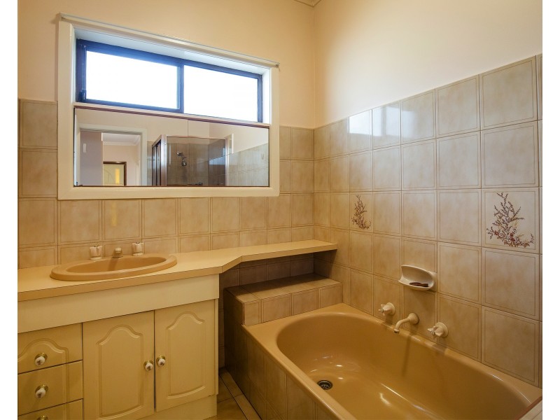 23 Macey Ave, Avondale Heights VIC 3034