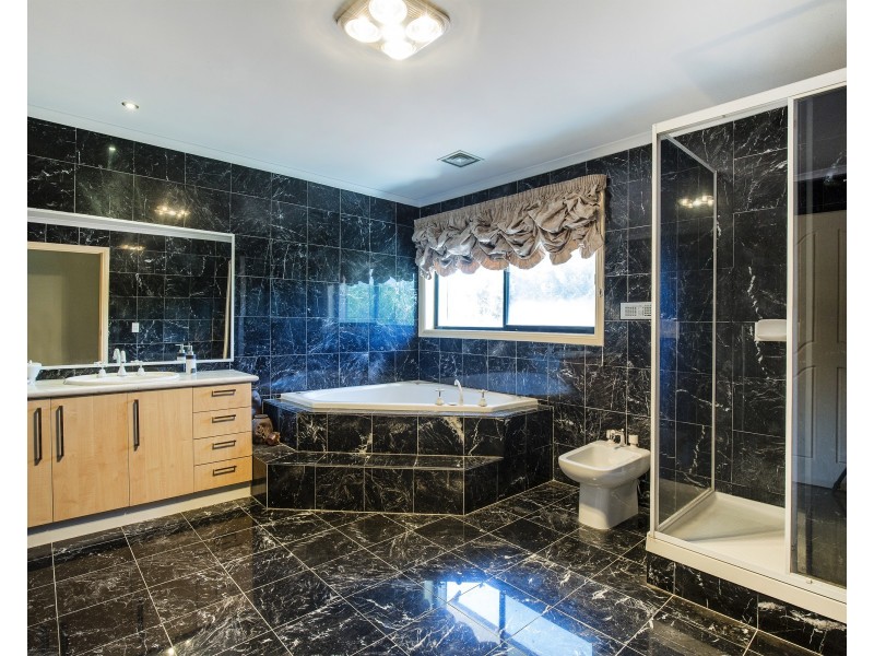 6 Karen Court, Avondale Heights VIC 3034