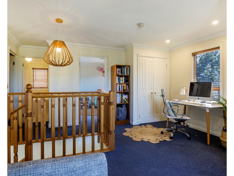 5B Weyburn Place, Avondale Heights VIC 3034