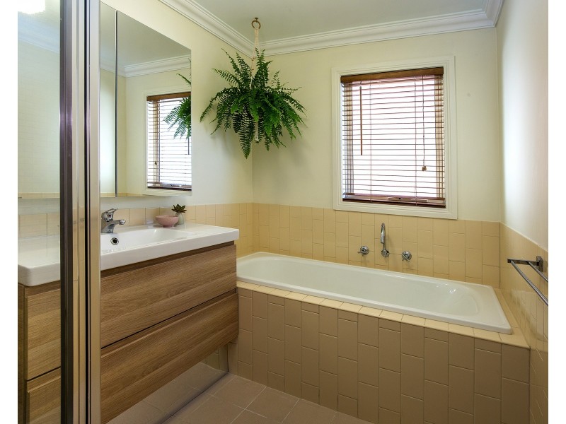 5B Weyburn Place, Avondale Heights VIC 3034