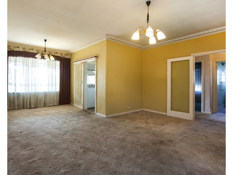 2 Raglan Street, Avondale Heights VIC 3034