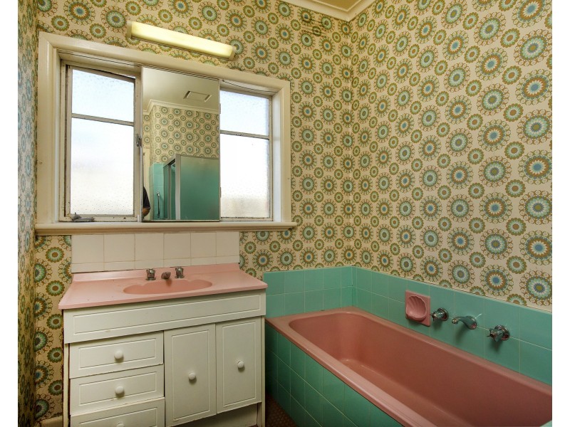 2 Raglan Street, Avondale Heights VIC 3034