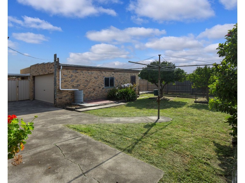2 Raglan Street, Avondale Heights VIC 3034