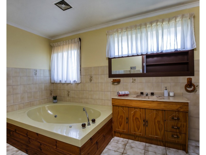 14 Christina Ct, Avondale Heights VIC 3034