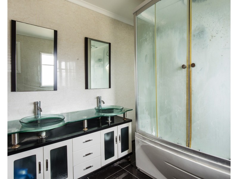 11 Cresswold Ave, Avondale Heights VIC 3034