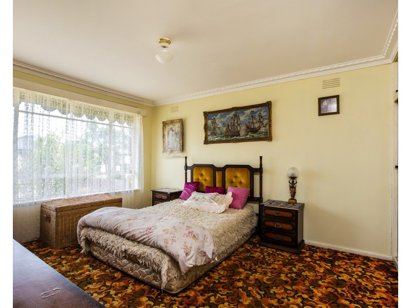 11 Cresswold Ave, Avondale Heights VIC 3034