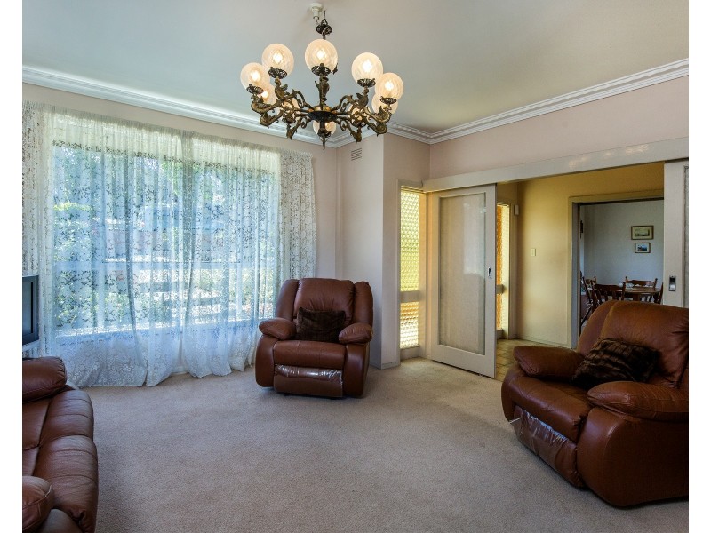 11 Laura Grove, Avondale Heights VIC 3034