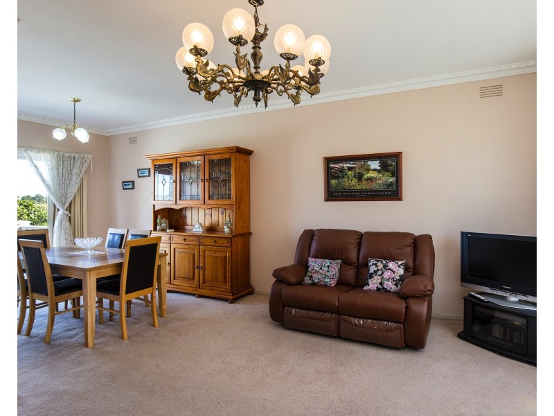 11 Laura Grove, Avondale Heights VIC 3034