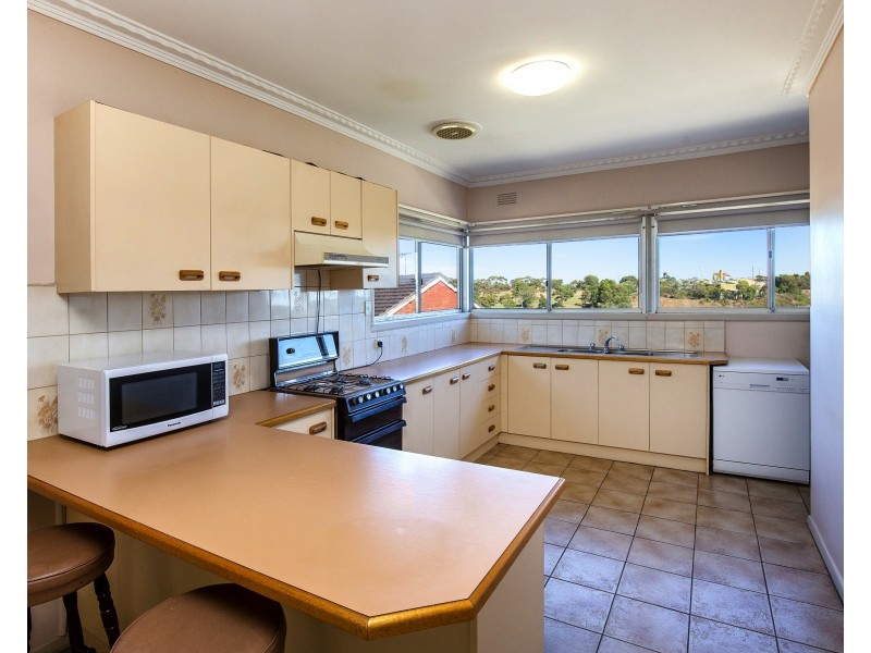11 Laura Grove, Avondale Heights VIC 3034