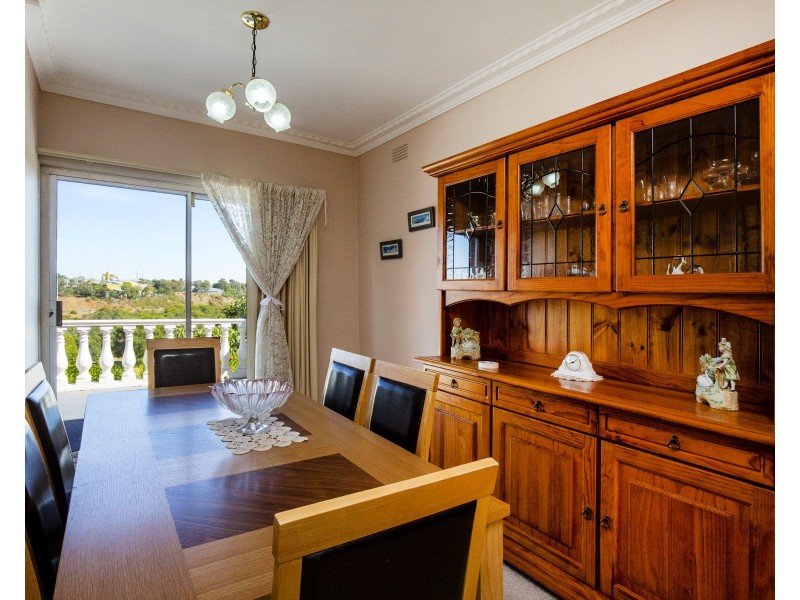 11 Laura Grove, Avondale Heights VIC 3034