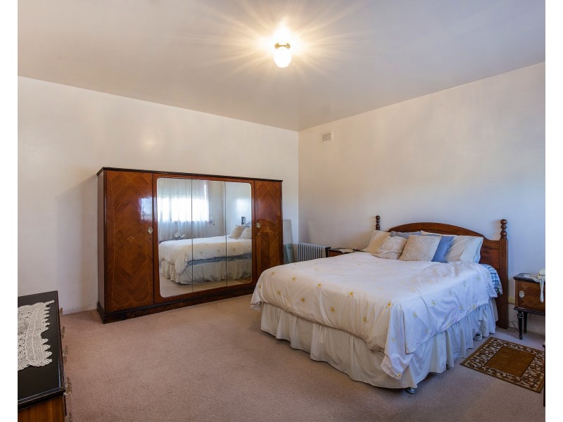 11 Laura Grove, Avondale Heights VIC 3034