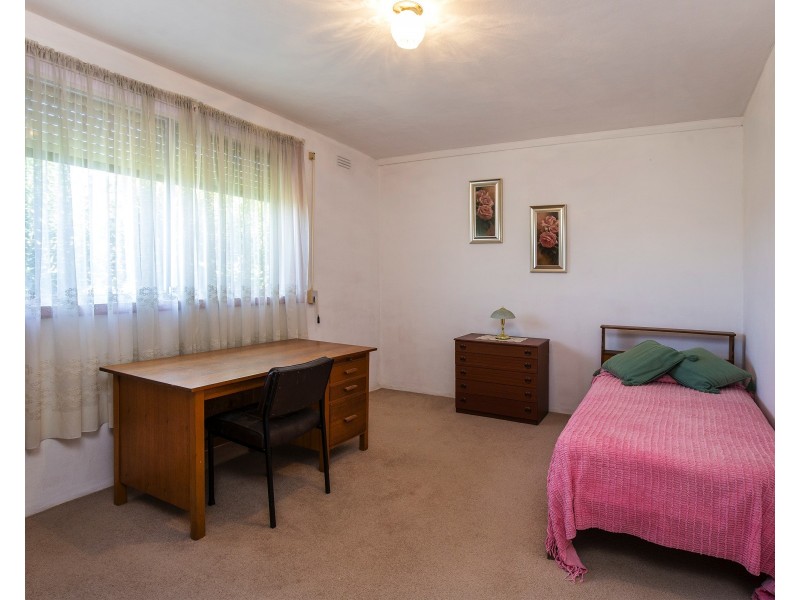 11 Laura Grove, Avondale Heights VIC 3034