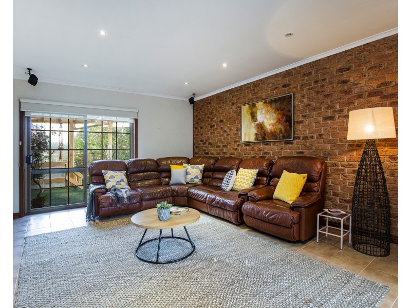 142 Templewood Crescent, Avondale Heights VIC 3034