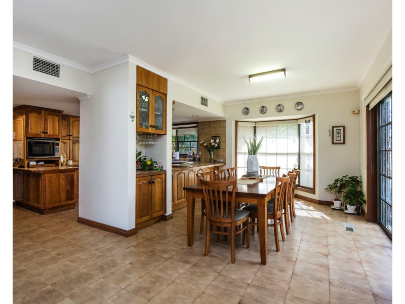 142 Templewood Crescent, Avondale Heights VIC 3034