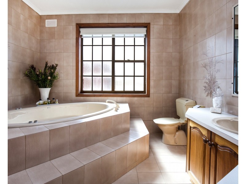 142 Templewood Crescent, Avondale Heights VIC 3034