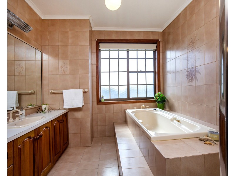 142 Templewood Crescent, Avondale Heights VIC 3034