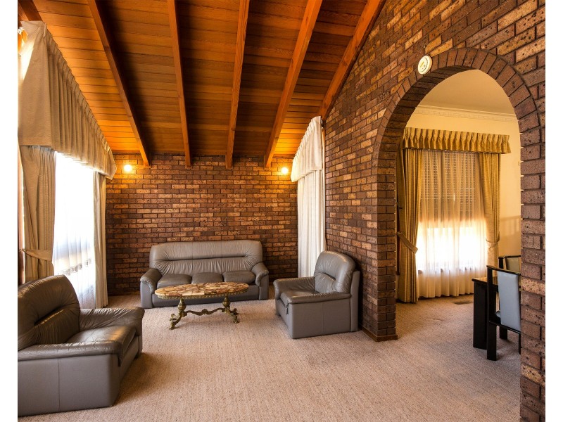 4 Venice Court, Avondale Heights VIC 3034