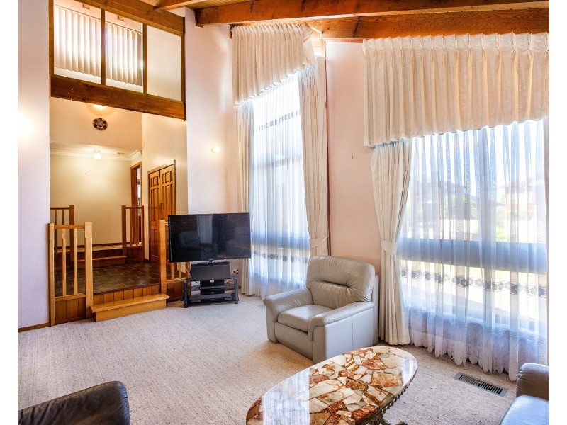 4 Venice Court, Avondale Heights VIC 3034