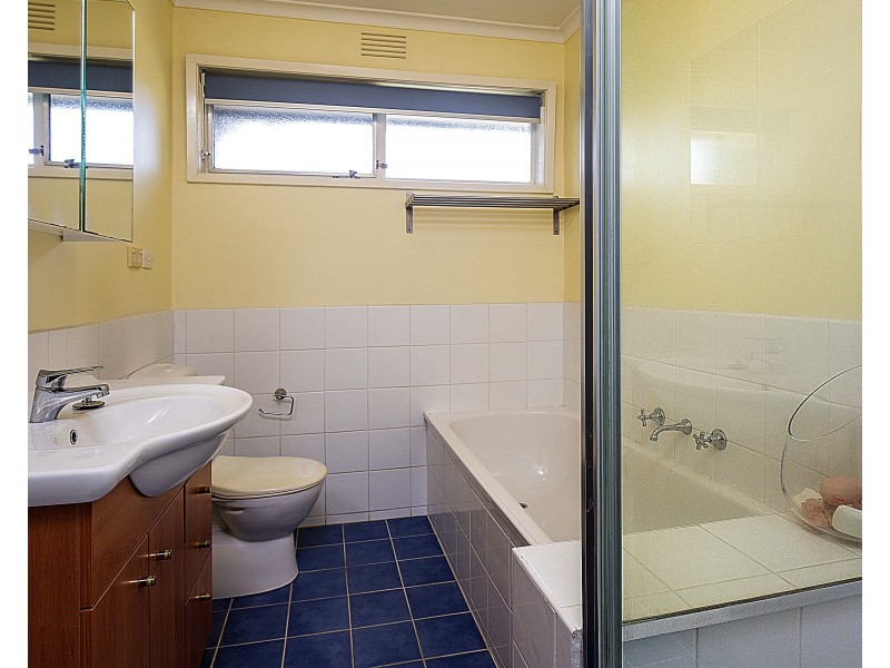 32 Brentwood Drive, Avondale Heights VIC 3034