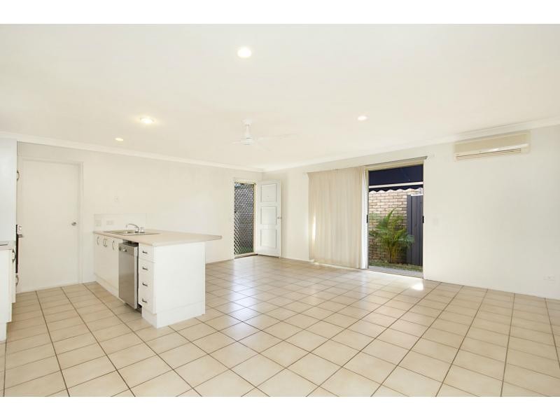 2/7 Woburn Place, Burleigh Waters QLD 4220
