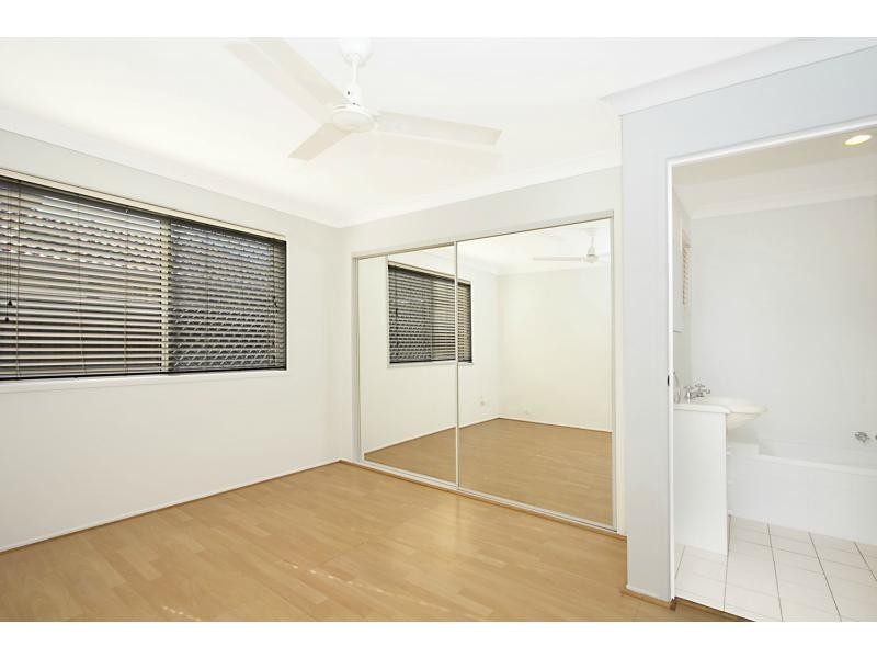 2/7 Woburn Place, Burleigh Waters QLD 4220