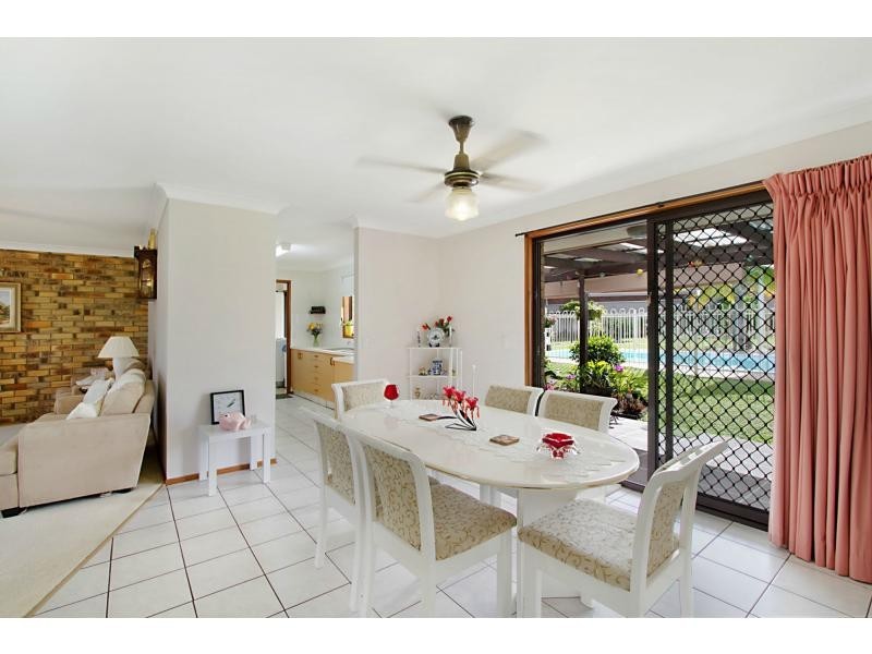 4 Leafy Close, Burleigh Waters QLD 4220