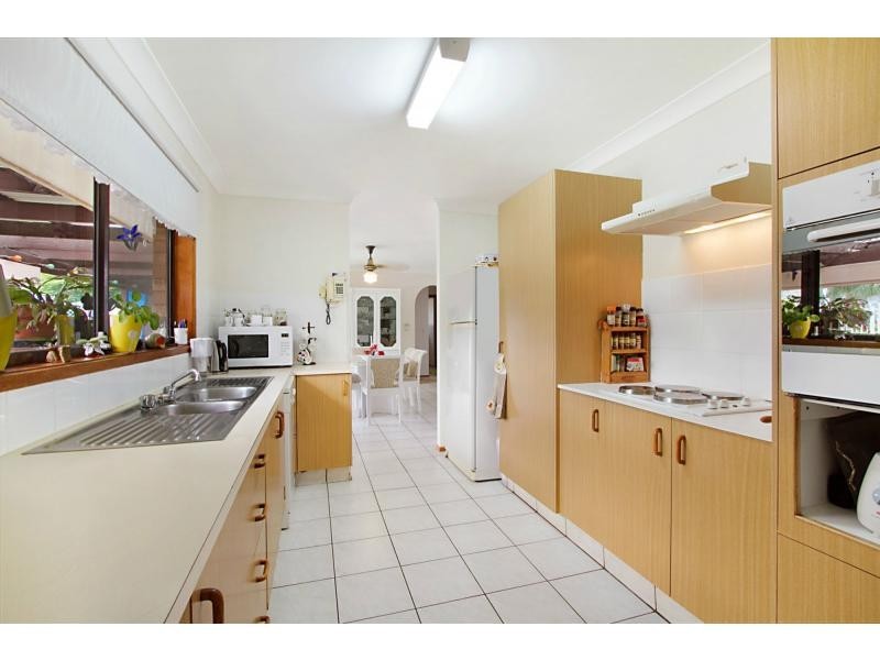 4 Leafy Close, Burleigh Waters QLD 4220