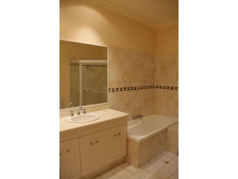10 Cornell Court, Varsity Lakes QLD 4227