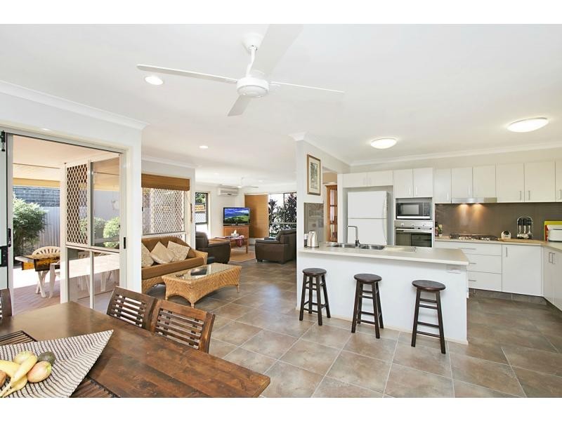 17 Rainbird Close, Burleigh Waters QLD 4220