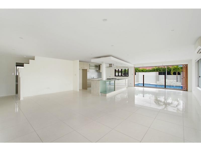 37 Arcadia Drive, Mermaid Waters QLD 4218