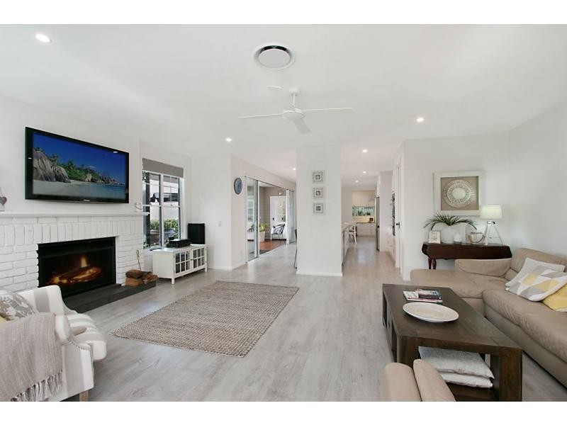 90 Tallebudgera Drive, Palm Beach QLD 4221