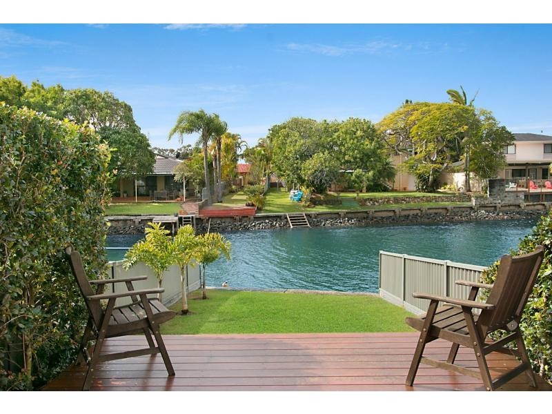 90 Tallebudgera Drive, Palm Beach QLD 4221