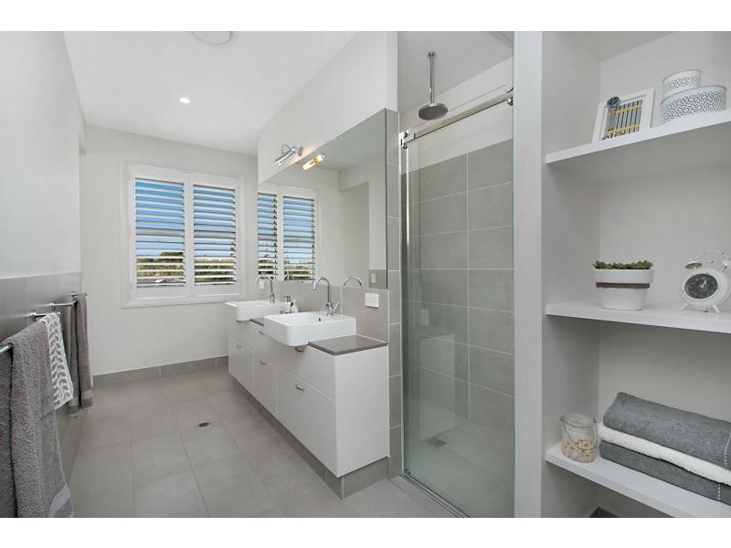 90 Tallebudgera Drive, Palm Beach QLD 4221