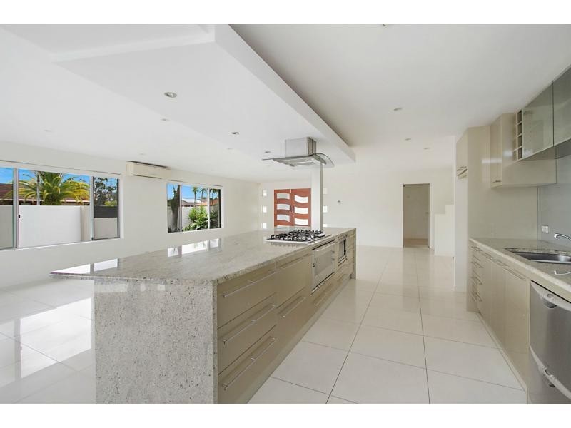 37 Arcadia Drive, Mermaid Waters QLD 4218