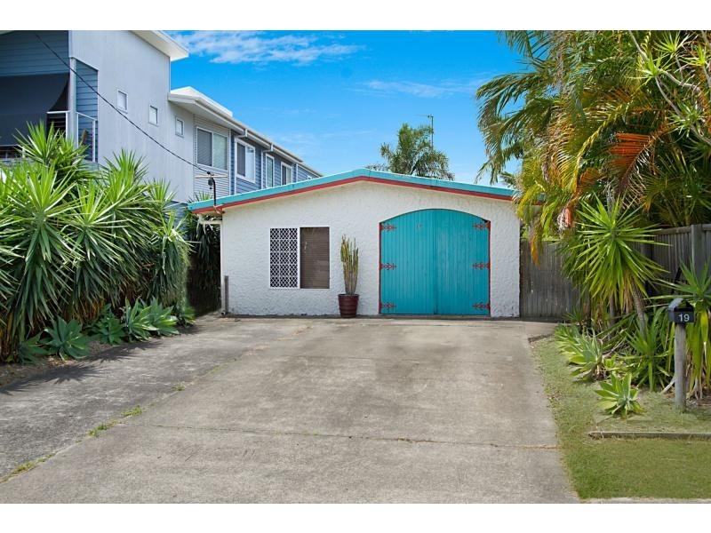 19 Chainey Avenue, Miami QLD 4220